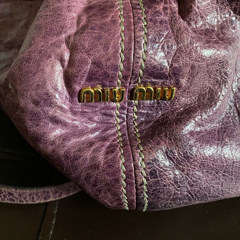 πGorgeous Miu Miu hobo bag in distressed purple leather. - Picture 7 of 12